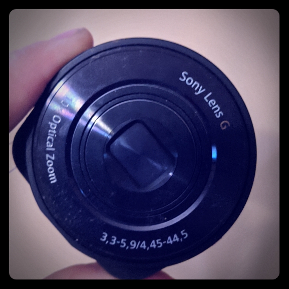 Sony camera lens Clips to Smartphone